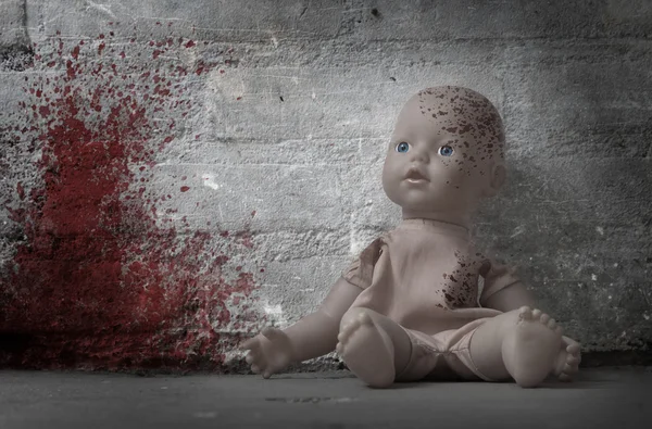 Концепція зловживання дітьми - Кривава лялька — стокове фото