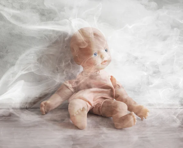 Concepto de abuso infantil - Fumar en las proximidades de los niños — Foto de Stock