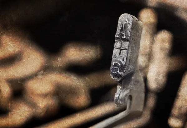 Un martello - vecchia macchina da scrivere manuale - filtro caldo — Foto Stock