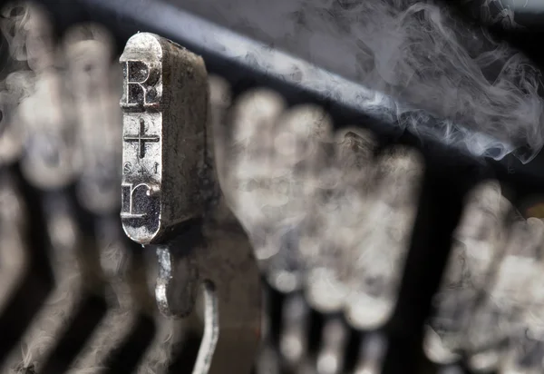 R hammer - old manual typewriter - mystery smoke — Stock Photo, Image