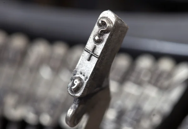 Fragezeichen Hammer - alte Handschreibmaschine — Stockfoto