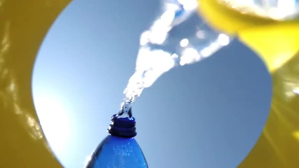 Remplissage d'un verre Vidéo De Stock