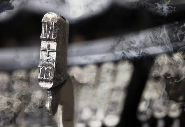 M σφυρί - παλιά χειροκίνητη γραφομηχανή - μυστήριο καπνού — Φωτογραφία Αρχείου