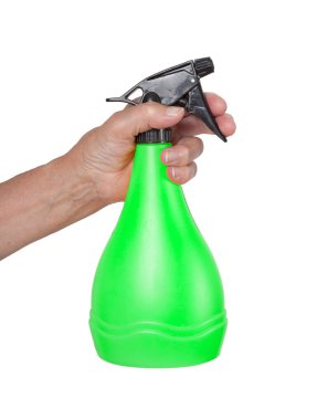 Yaşlı bir kadın elinde püskürtücü