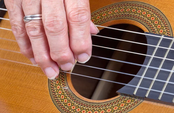 Vecchie donne mano che suonano la chitarra — Foto Stock