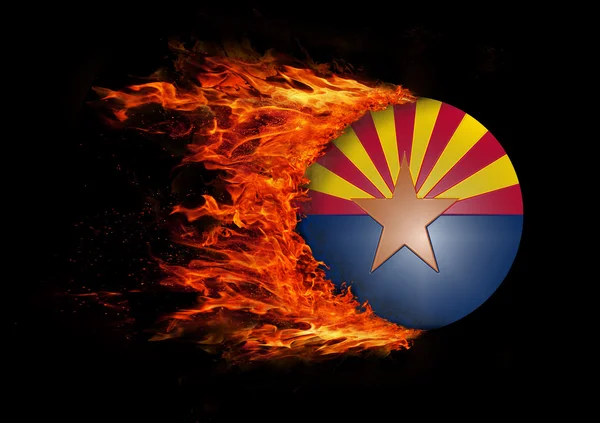 我们状态与火焰-亚利桑那州轨迹的旗子 — 图库照片