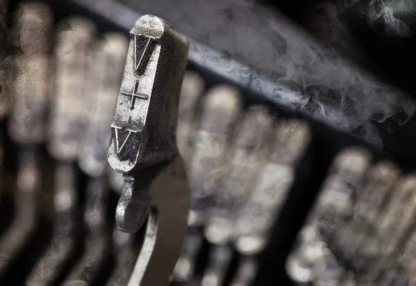 V hammer - old manual typewriter - mystery smoke — Stock Photo, Image