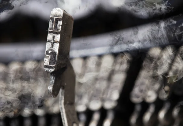 Ik hamer - oude handmatige schrijfmachine - mysterie rook — Stockfoto