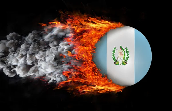 Zászló és egy nyom a tűz és füst - Guatemala — Stock Fotó