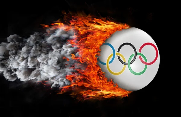 ธงที่มีร่องรอยของไฟและควัน แหวนโอลิมปิก — ภาพถ่ายสต็อก