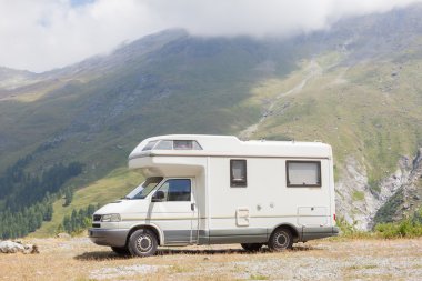 Camper van yüksek dağlarda Park