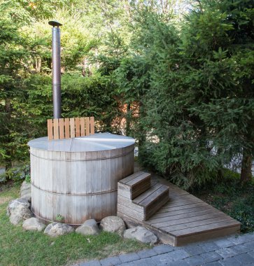 Alpler ahşap sıcak küvette