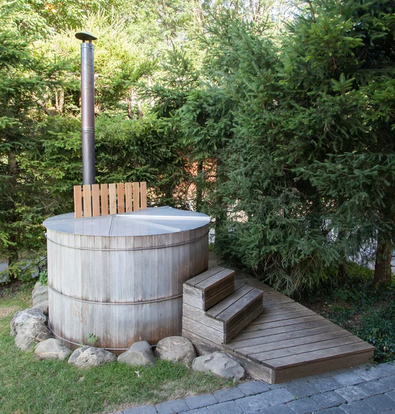 Alpler ahşap sıcak küvette