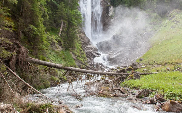 Водоспад у лісі — стокове фото