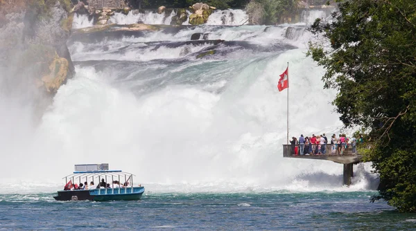 Rheinfalls, Ελβετία - 25 Ιουλίου 2015: Θέα προς το μεγαλύτερο wat — Φωτογραφία Αρχείου