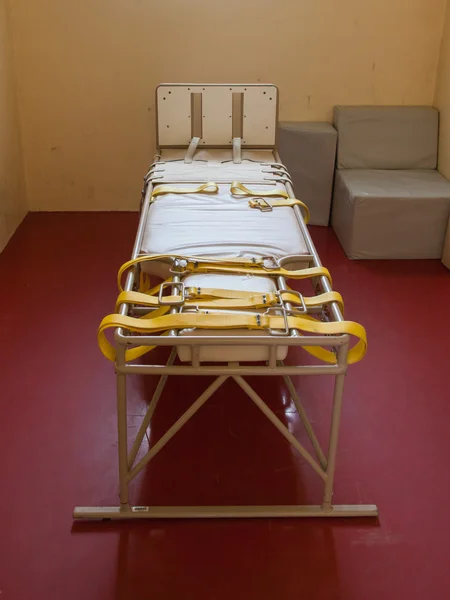 Bed voor de beteugeling van psychiatrische patienten — Stockfoto