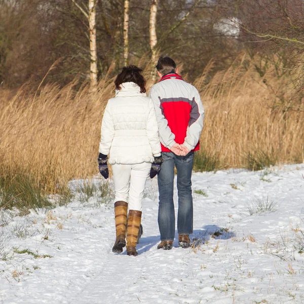 Vackra par med en promenad — Stockfoto