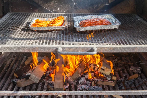 Viande se préparer sur barbecue — Photo