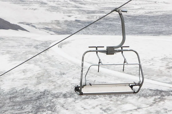 Empty ski lift above snow — Stock Photo, Image