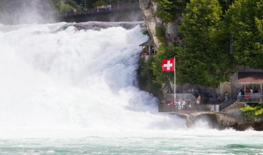 Rheinfalls, İsviçre - 25 Temmuz 2015: En büyük wat görünümüne