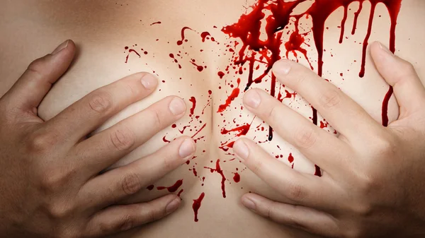 Ruce, pokrývající prsa - krev — Stock fotografie