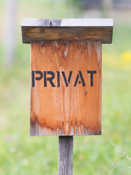 Weergave van een oude verweerde 'Private' teken — Stockfoto