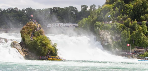 Rheinfalls, Ελβετία - 25 Ιουλίου 2015: Θέα προς το μεγαλύτερο wat — Φωτογραφία Αρχείου