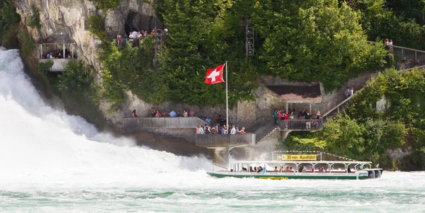 Rheinfalls, Zwitserland - 25 juli 2015: Weergave naar de grootste wat — Stockfoto