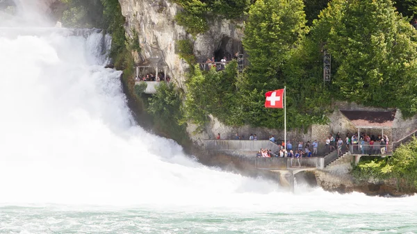 Rheinfalls, Zwitserland - 25 juli 2015: Weergave naar de grootste wat — Stockfoto