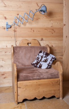 Eski elektrik lambası ve ahşap sandalye, İsviçre