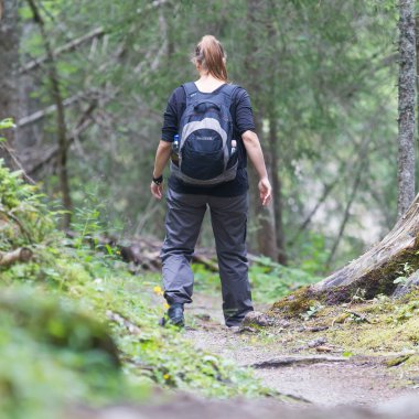 Uzun yürüyüşe çıkan kimse, sırt çantası olan kadın