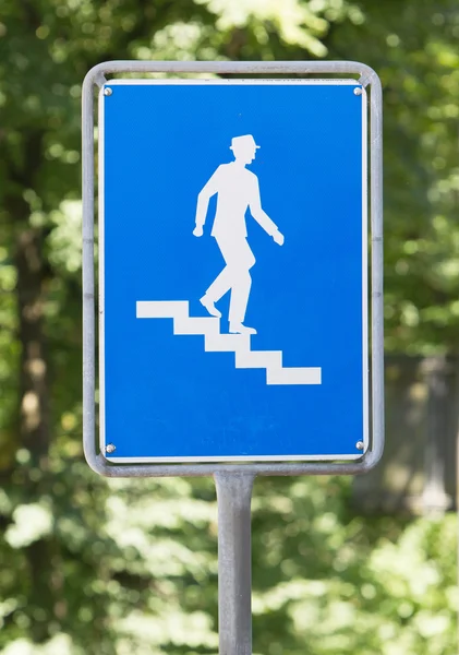 Синий дорожный знак в Швейцарии, лестница — стоковое фото