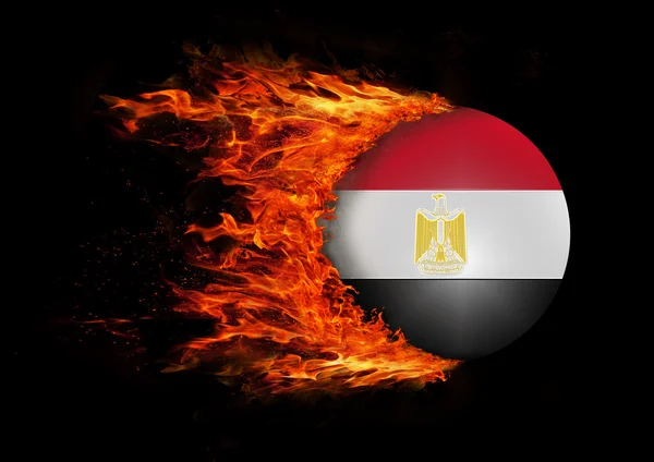 Flagga med ett spår av eld - Egypten — Stockfoto