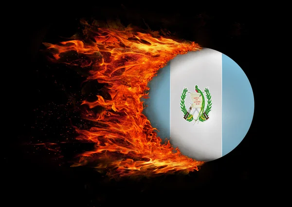 Flagga med ett spår av eld - Guatemala — Stockfoto