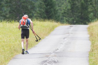 Üst düzey Dağları uzun yürüyüşe çıkan kimse