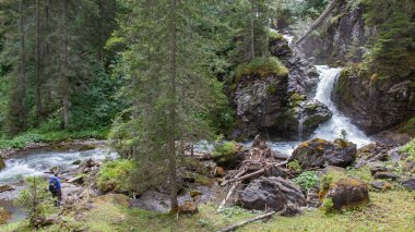 Uzun yürüyüşe çıkan kimse, sırt çantası olan kadın