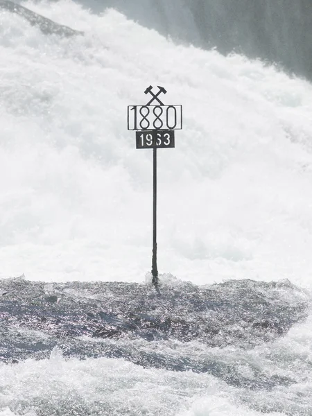 Wodospad koło Szafuzy, Szwajcaria - 25 lipca 2015: Największych wodospadów — Zdjęcie stockowe