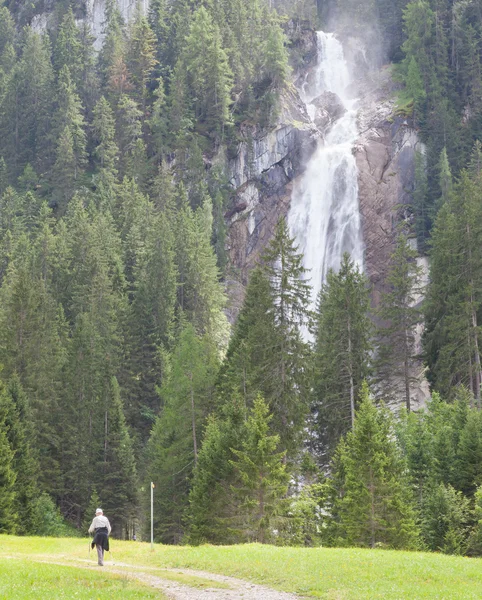 Randonneur sénior en montagne — Photo