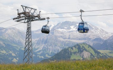 Lenk im Simmental, İsviçre - 12 Temmuz 2015: Ski lift yarış içinde