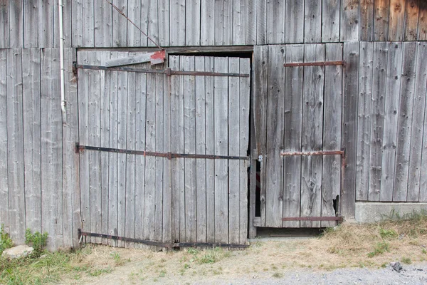 Staré dveře v dřevěné boudě — Stock fotografie
