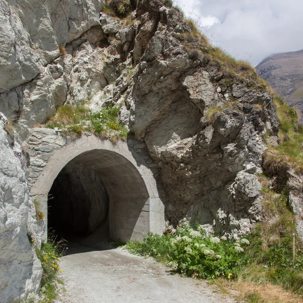 Pequeno túnel escuro — Fotografia de Stock