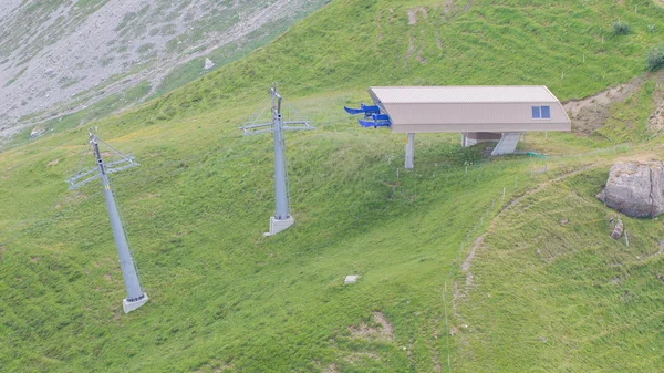 Estação final de um teleférico, no alto das montanhas — Fotografia de Stock