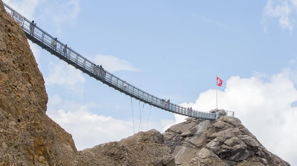 LES DIABLERETS, SWIZTERLAND - JULHO 22: As pessoas caminham no Glacie — Fotografia de Stock