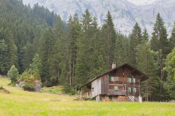 Typisch huis in de Zwitserse Alpen — Stockfoto