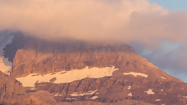 Dimma över de snötäckta bergen — Stockfoto