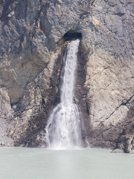 Wasserfall am See Dix - dam grand dixence - Schweiz — Stockfoto