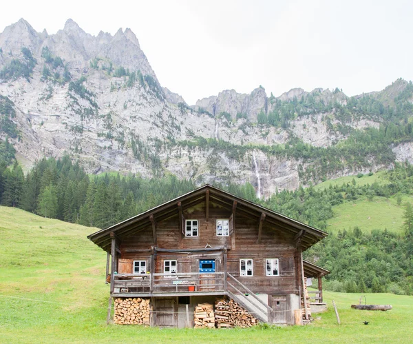 Typisch huis in de Zwitserse Alpen — Stockfoto