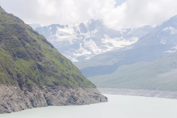 迪克斯湖-坝大迪克-瑞士，绿水 — 图库照片