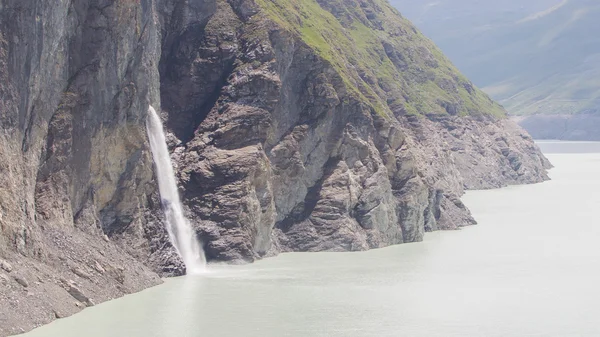 Waterfall at Lake Dix - Dam Grand Dixence - Switzerland — Stock Photo, Image