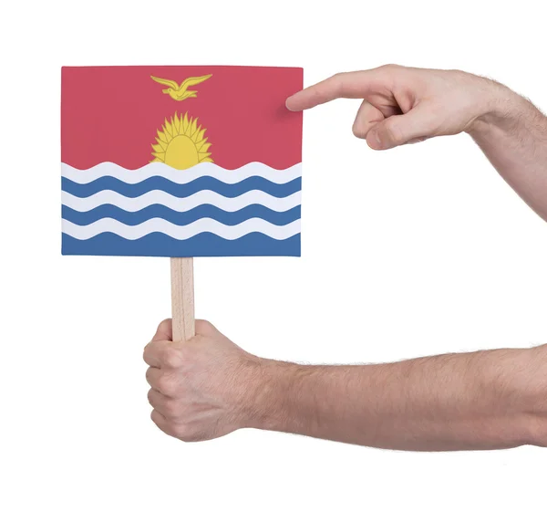 Mão segurando cartão pequeno - Bandeira de Kiribati — Fotografia de Stock